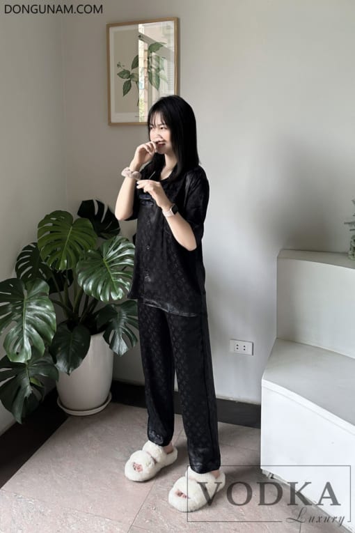 Đồ ngủ đôi pijama lụa đen gấm cao cấp mặc hè mát mẻ LV34 - VODKA LUXURY - Ảnh 3