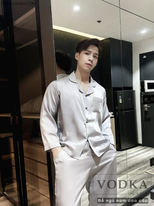 Đồ ngủ nam pijama lụa satin xám nhạt tôn da nam nữ mặc đẹp T16ST- Vodka Luxury - Ảnh 4